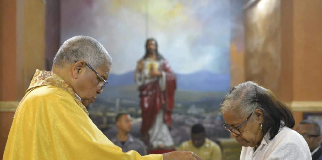 Monseñor Francisco Ozoria oficia misa de la Cena del Señor y realiza el