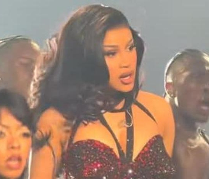 Cardi B arranca su gira con influencias latinas y comentarios humoristicos sobre ICE tras ser madre recientemente