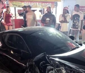 Ferrari de El Alfa protagoniza accidente contra poste eléctrico en el Distrito Nacional