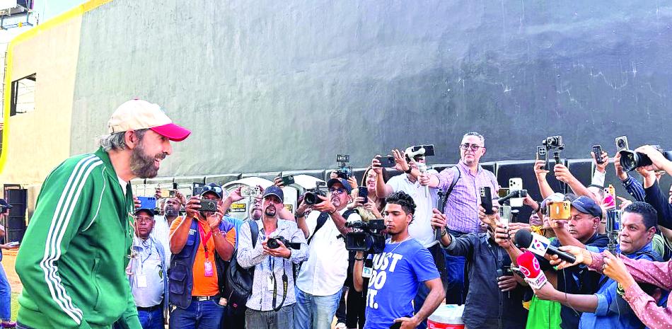 JUAN LUIS GUERRA CANTARA EN CIBAO
