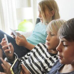 REDES SOCIALES Y SOLEDAD JUVENIL