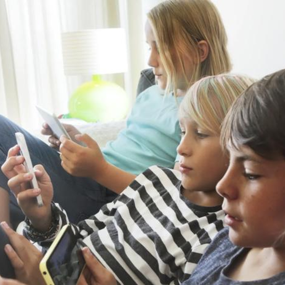 REDES SOCIALES Y SOLEDAD JUVENIL