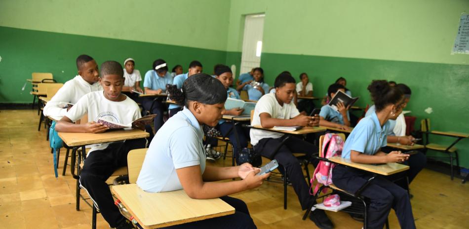 ADP APOYA REGULAR CELULARES EN AULAS