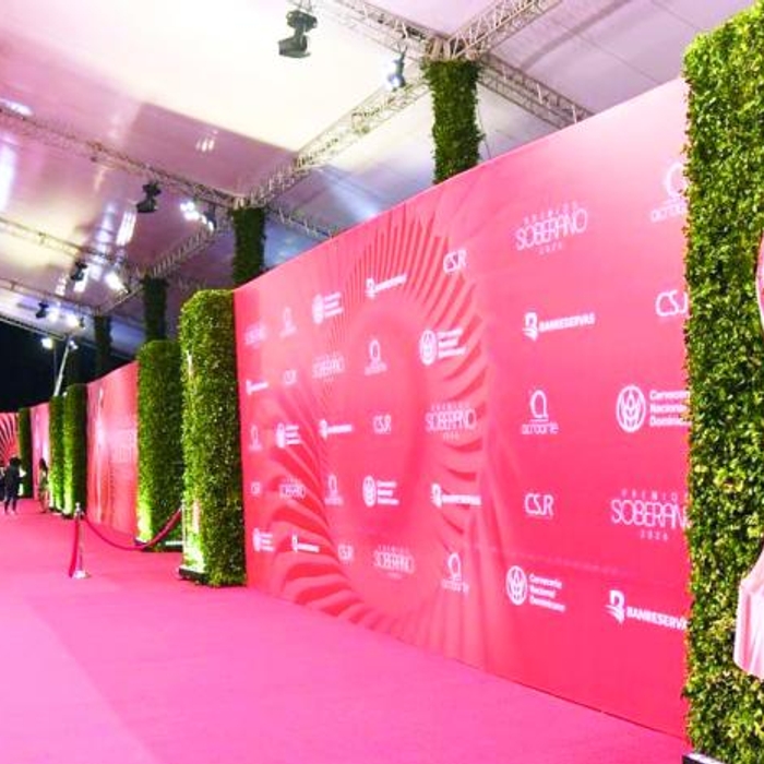 ALFOMBRA ROJA EN EL TEATRO NACIONAL PARA LOS SOBERANO