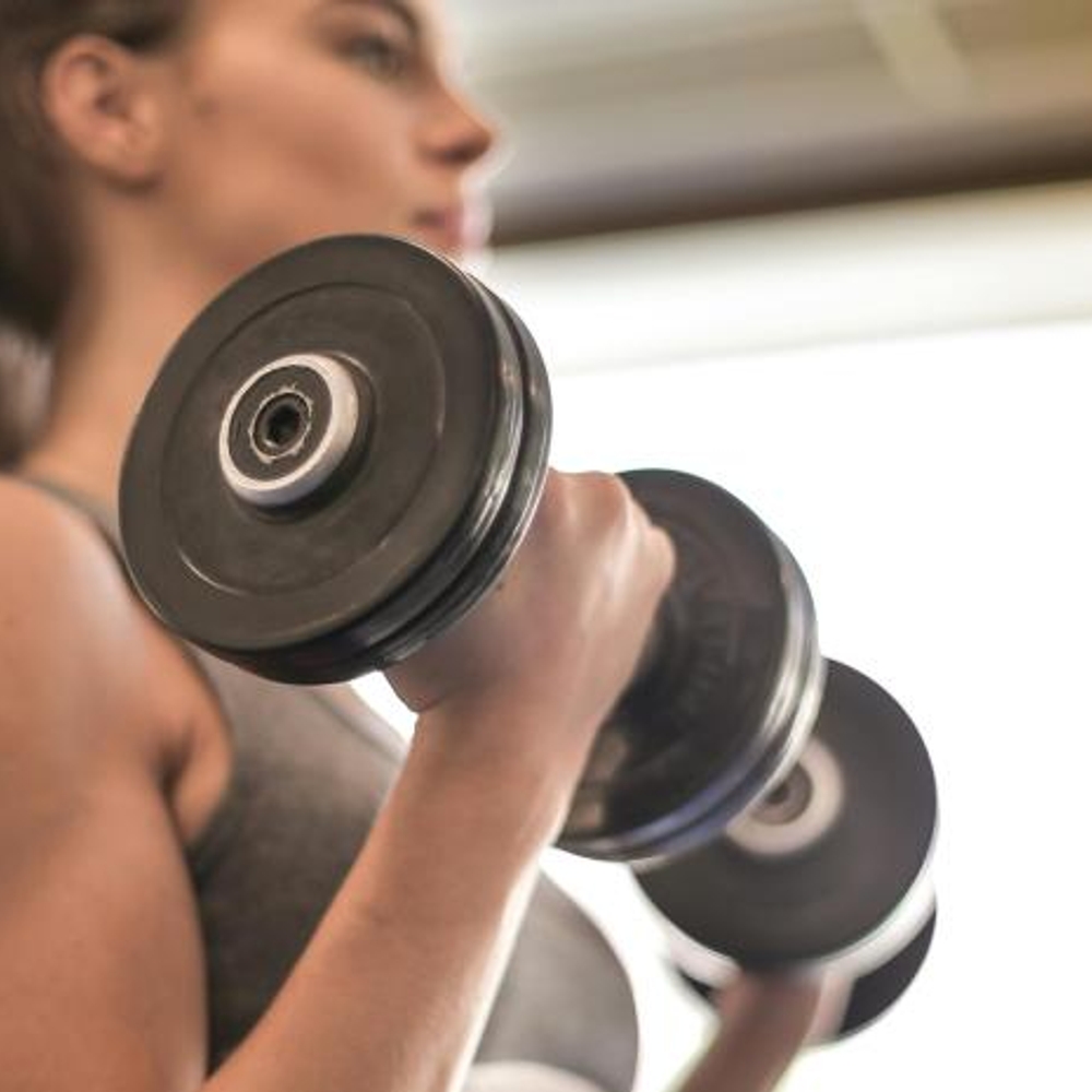 BENEFICIOS DEL LEVANTAMIENTO DE PESAS PARA MUJERES