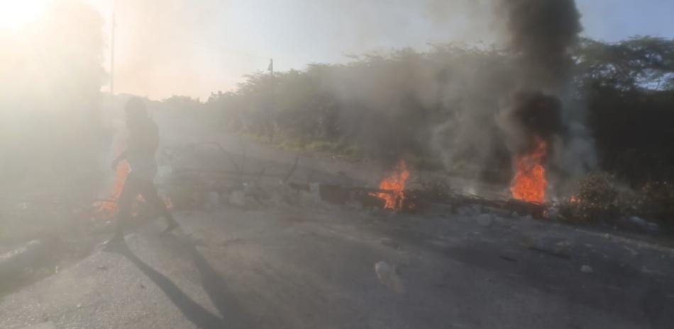 BLOQUEO EN BARAHONA CONTRA APAGONES