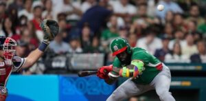 CATCHER ESTADOUNIDENSE RECHAZA SALUDO A AROZARENA