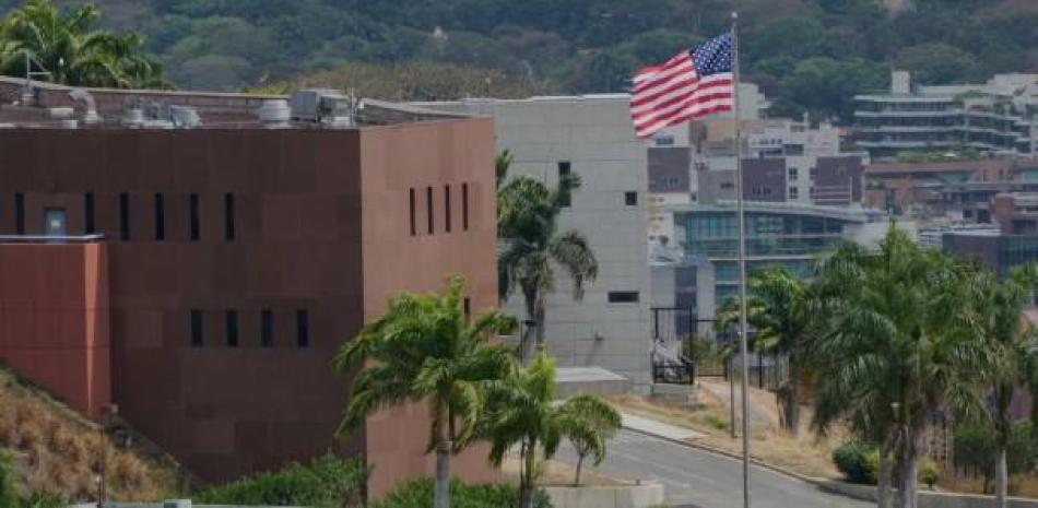IZADA BANDERA ESTADOUNIDENSE EN VENEZUELA