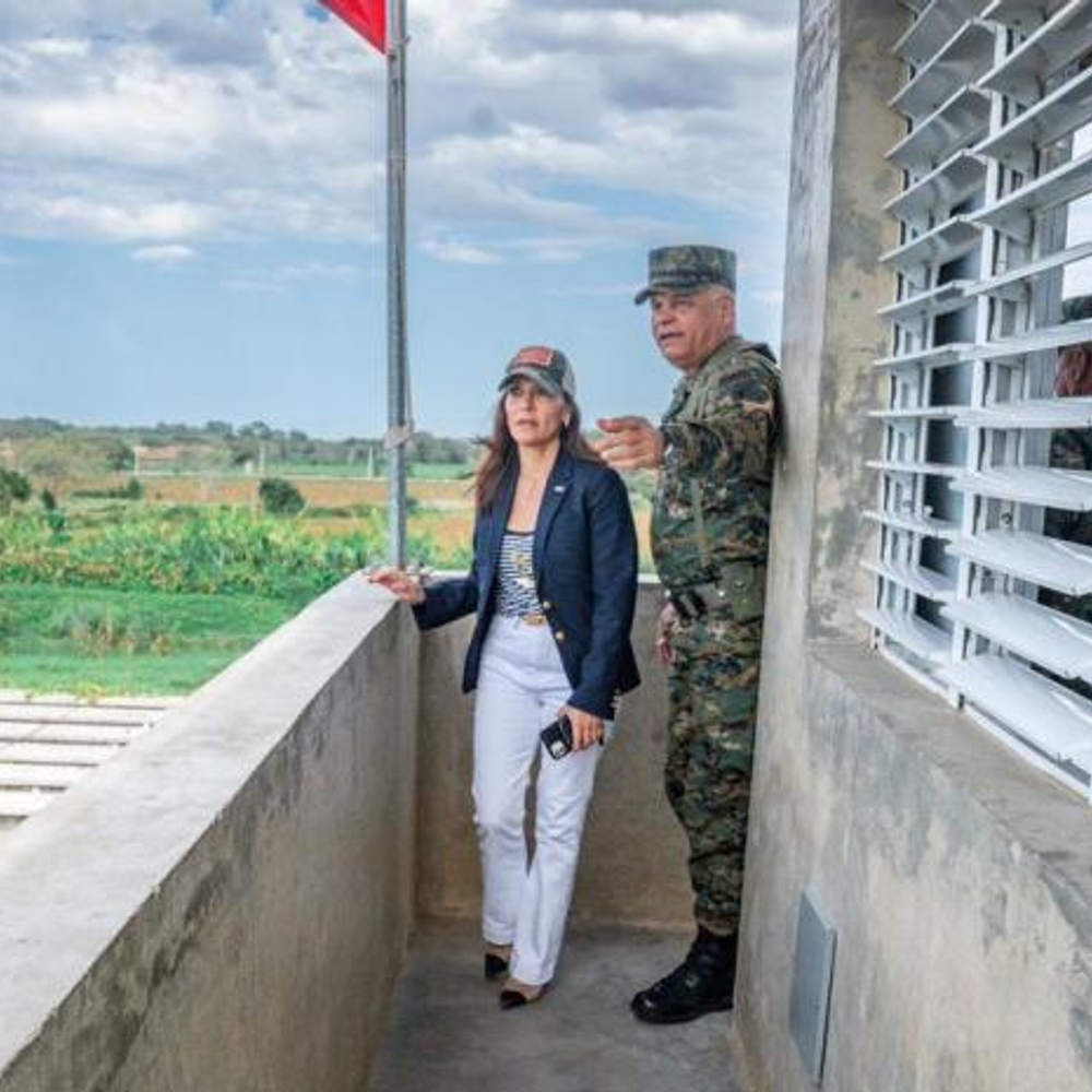 MINISTRO Y EMBAJADORA INSPECCIONAN FRONTERA DAJABON