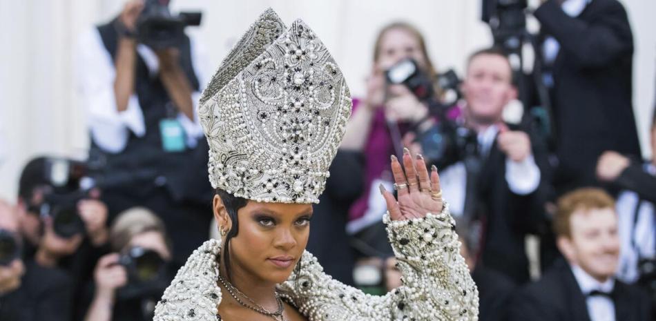 MUJER DISPARA CASA DE RIHANNA