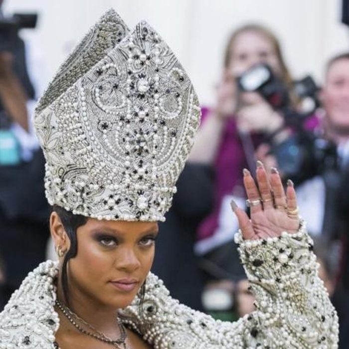 Mujer ataca la casa de Rihanna disparando 10 veces con un rifle mientras la cantante estaba dentro