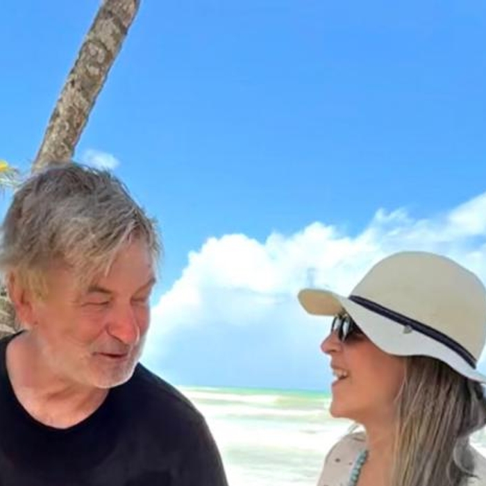 ALEC BALDWIN FESTEJA SUS 68 ANOS Y PASCUA EN SAMANA CON FAMILIA