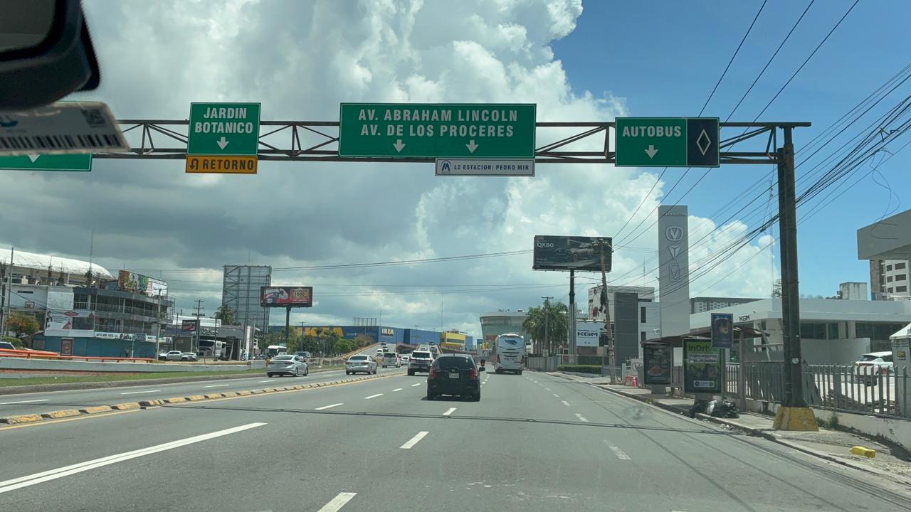 AVENIDAS PRINCIPALES DE SANTO DOMINGO VACIAS ESTE SABADO SANTO