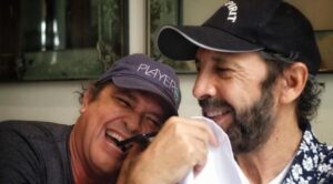CARLOS VIVES PUBLICA IMAGEN CON JUAN LUIS GUERRA Y DESPIERTA ESPECULACIONES