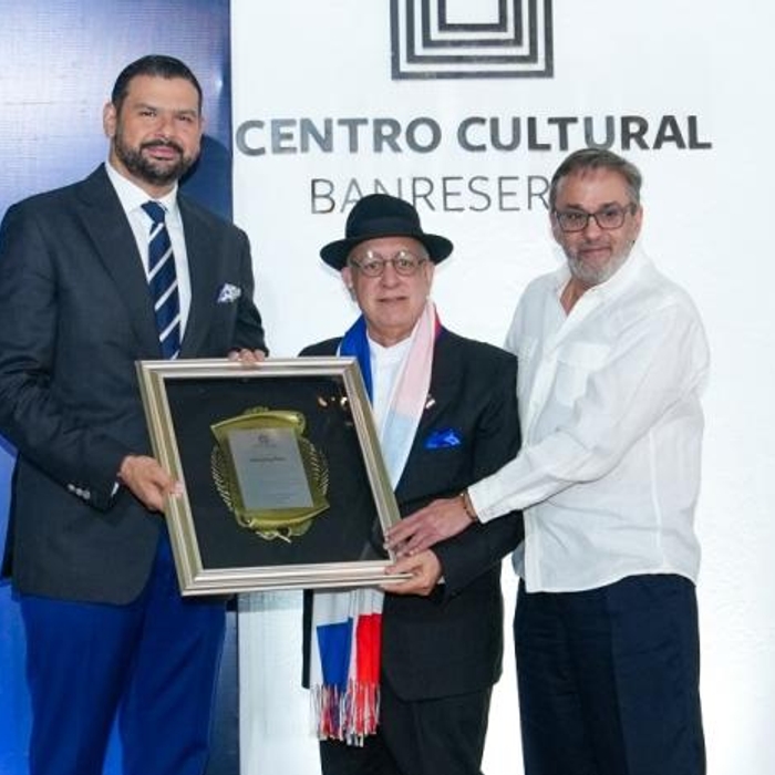 Giovanny Cruz distinguido por Banreservas