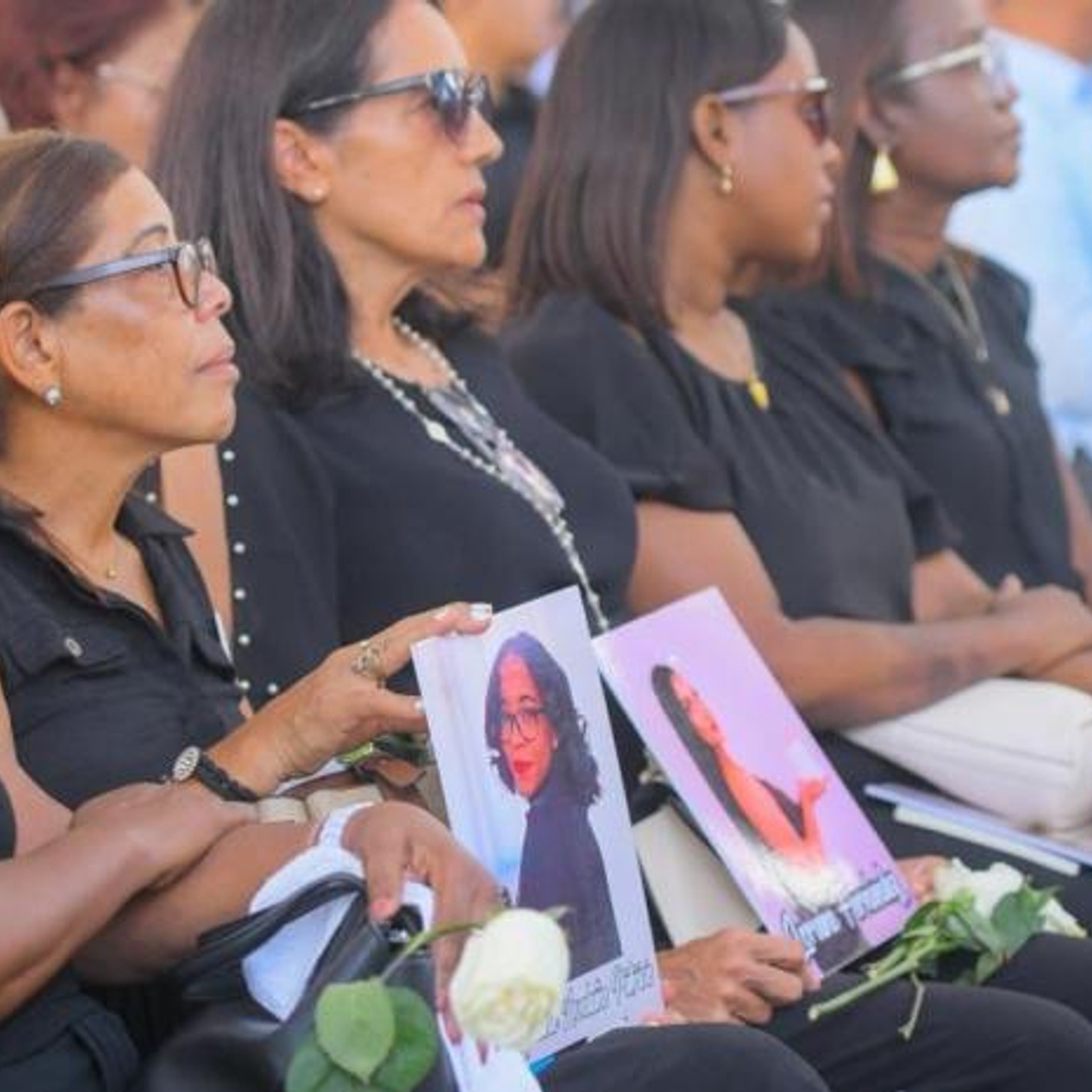 HOMENAJE CON CARTELES Y CIRIOS A LAS VICTIMAS DEL JET SET