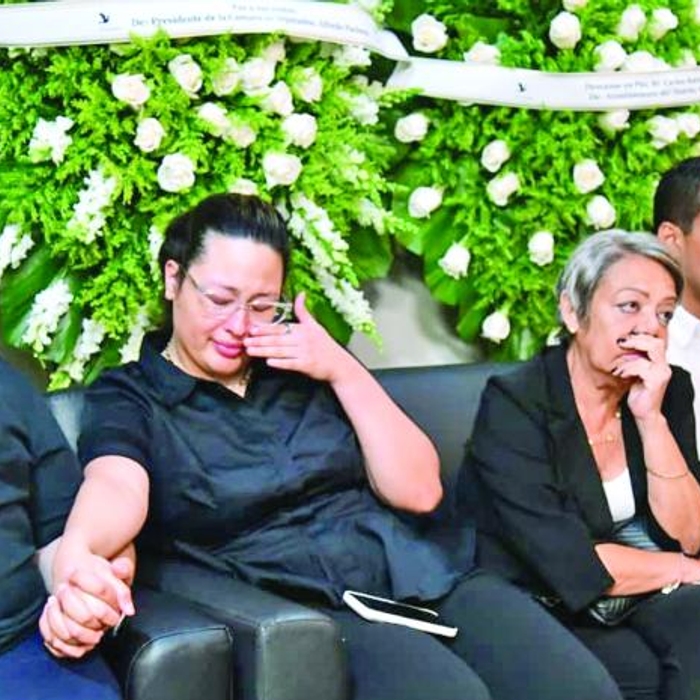 Honras a Carlos Batista Matos en Funeraria Blandino entre lagrimas y flores blancas