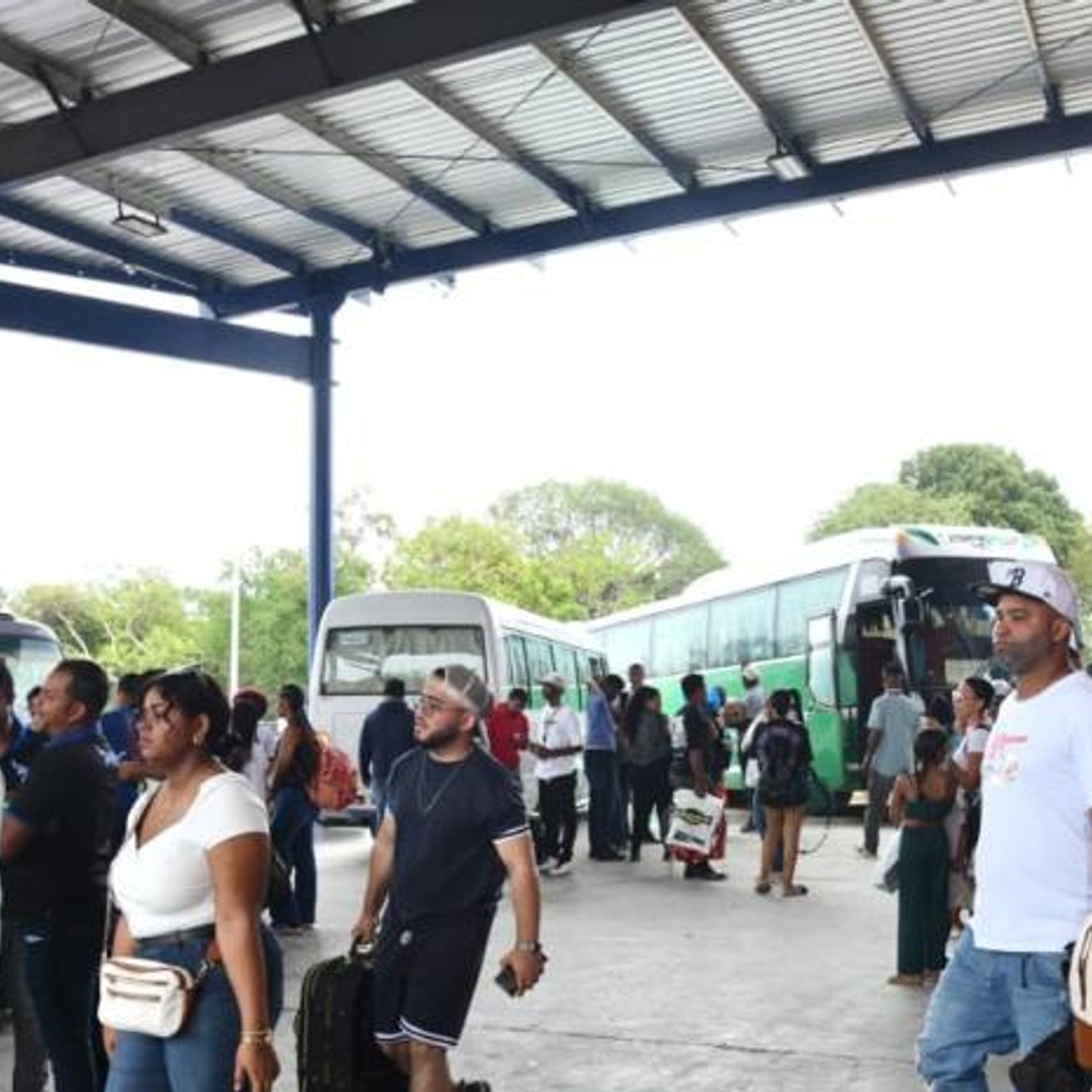 MULTITUDES ABORDAN TRANSPORTE INTERURBANO EN PASCUA