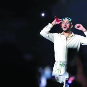 El impacto de Bad Bunny en Madrid inicia desde una simple silla de plástico