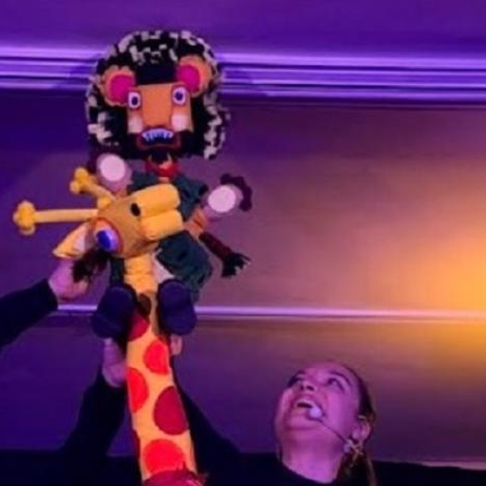 Explorando el espacio a traves del teatro educativo Todos podemos probar un pedacito de luna