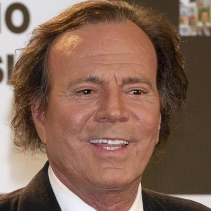 Julio Iglesias iniciara acciones legales contra la vicepresidenta Yolanda Diaz por acusaciones de injurias y calumnias