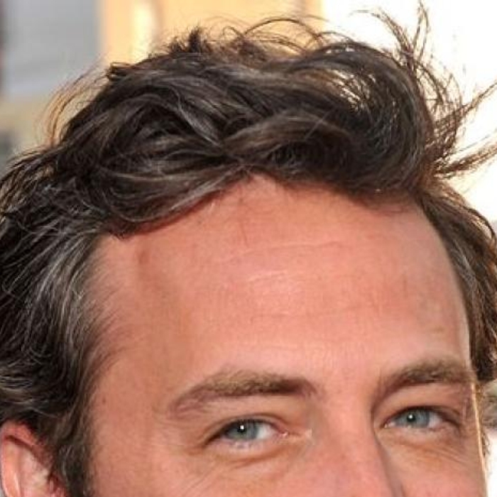 La madre de Matthew Perry revela el costo de la confianza de su hijo en su asistente