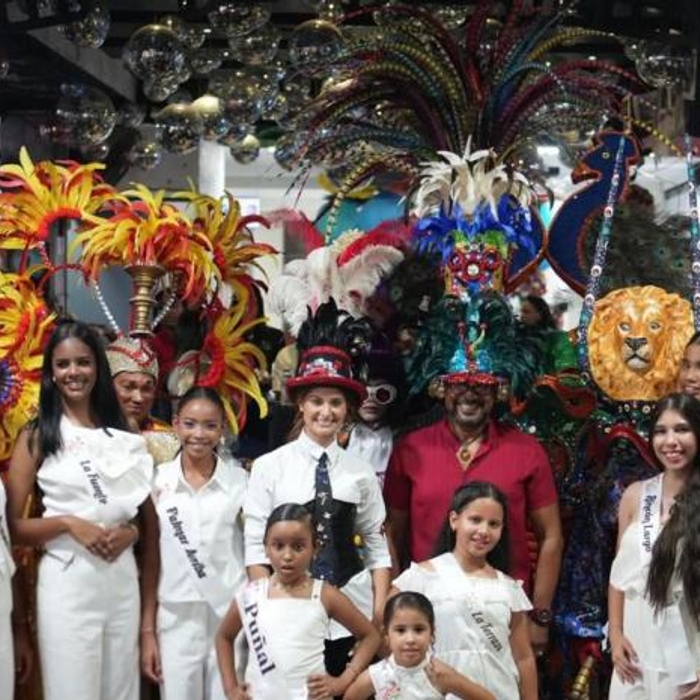 Presentacion de candidatas a Reina Infantil en el Carnaval de Santiago