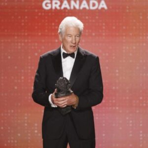 Richard Gere critica a Trump por deteriorar logros estadounidenses