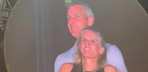 A un año del escándalo, Kristin Cabot sigue sin empleo tras incidente en concierto de Coldplay
