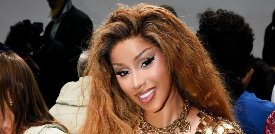 Cardi B luce bikini de la bandera dominicana para promocionar su nueva cancion