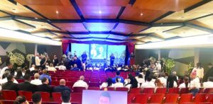 Homenaje de despedida a Alex Bueno en Santiago