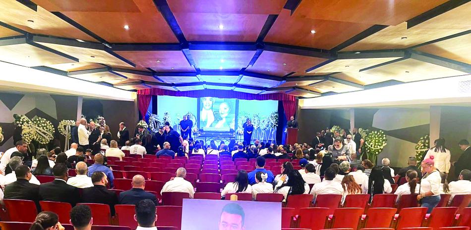 Homenaje de despedida a Alex Bueno en Santiago