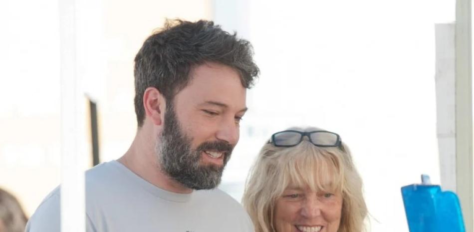 Revelan la causa de muerte de la madre de Ben y Casey Affleck