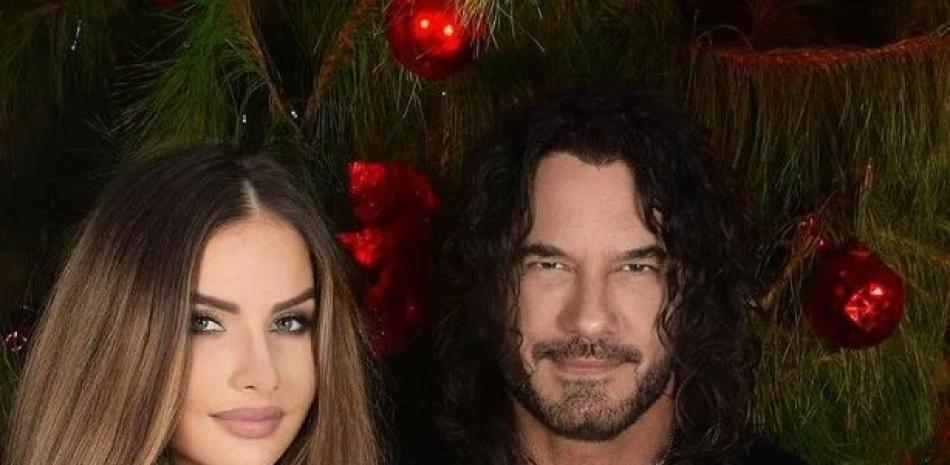 Esposa de Mario Cimarro se traslada a Eslovaquia con su hija mientras continua el proceso de divorcio