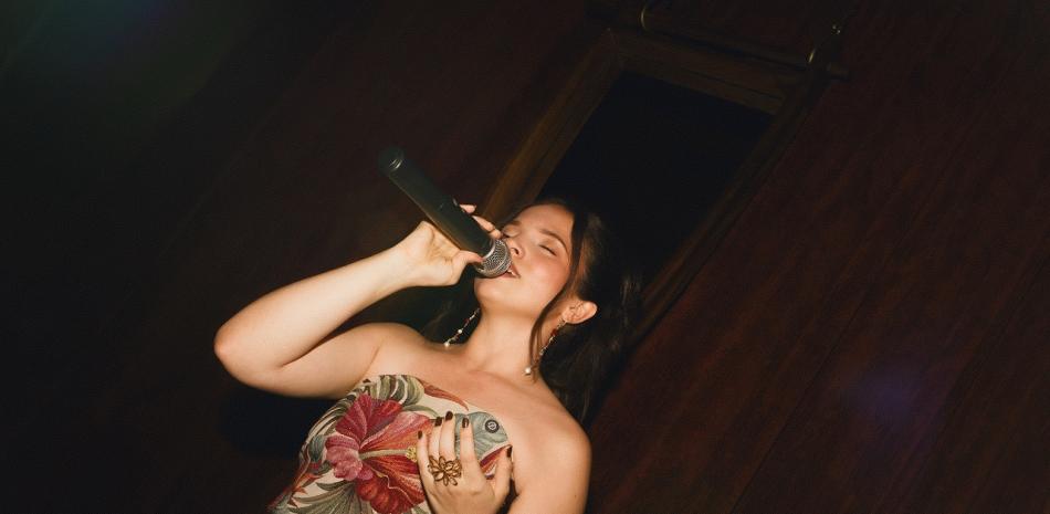 Ivana Loyola lanza su primer album Cuerdas en el ocaso