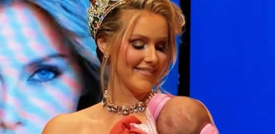 Jaime Vandenberg cierra su ciclo como Miss Universo Canada 2025 sosteniendo a su bebe