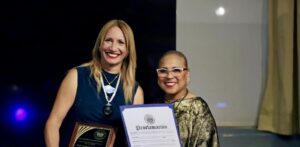 Wendy Queliz honrada por su trayectoria en el teatro de Massachusetts